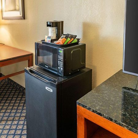 Quality Inn & Suites Seville Bagian luar foto