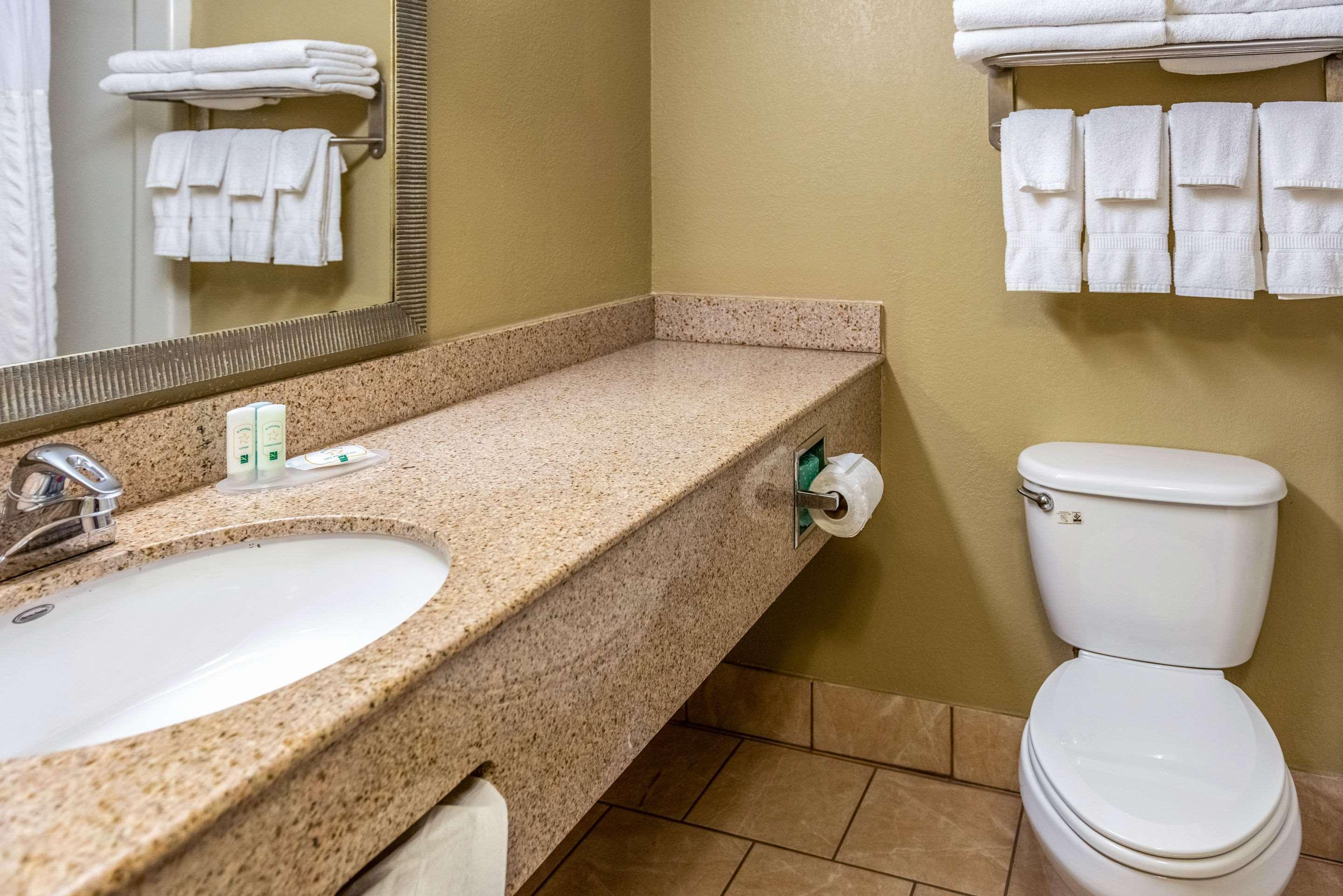 Quality Inn & Suites Seville Bagian luar foto