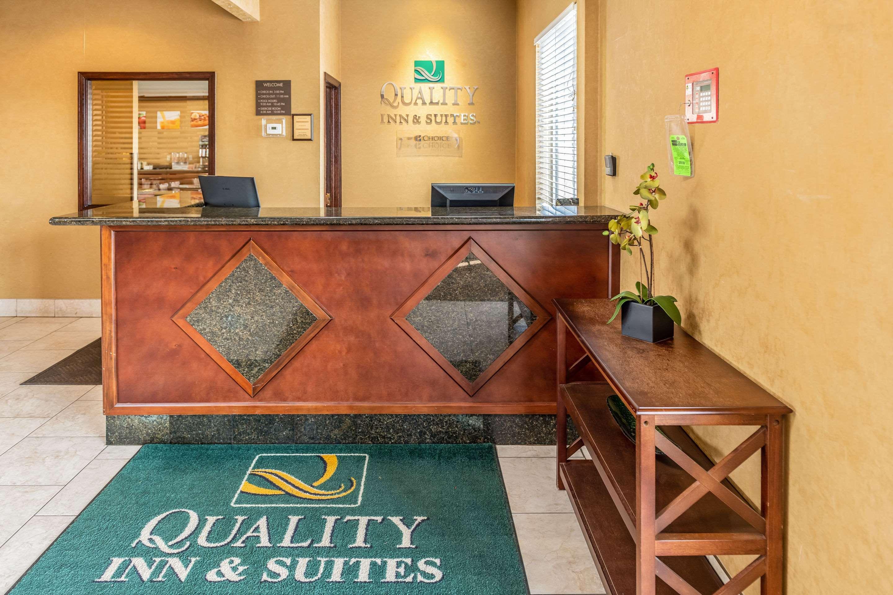 Quality Inn & Suites Seville Bagian luar foto