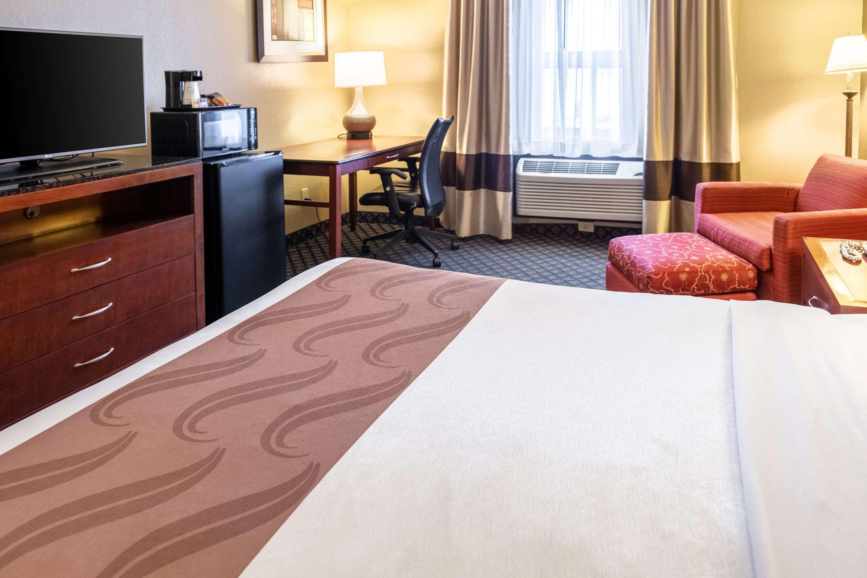 Quality Inn & Suites Seville Bagian luar foto