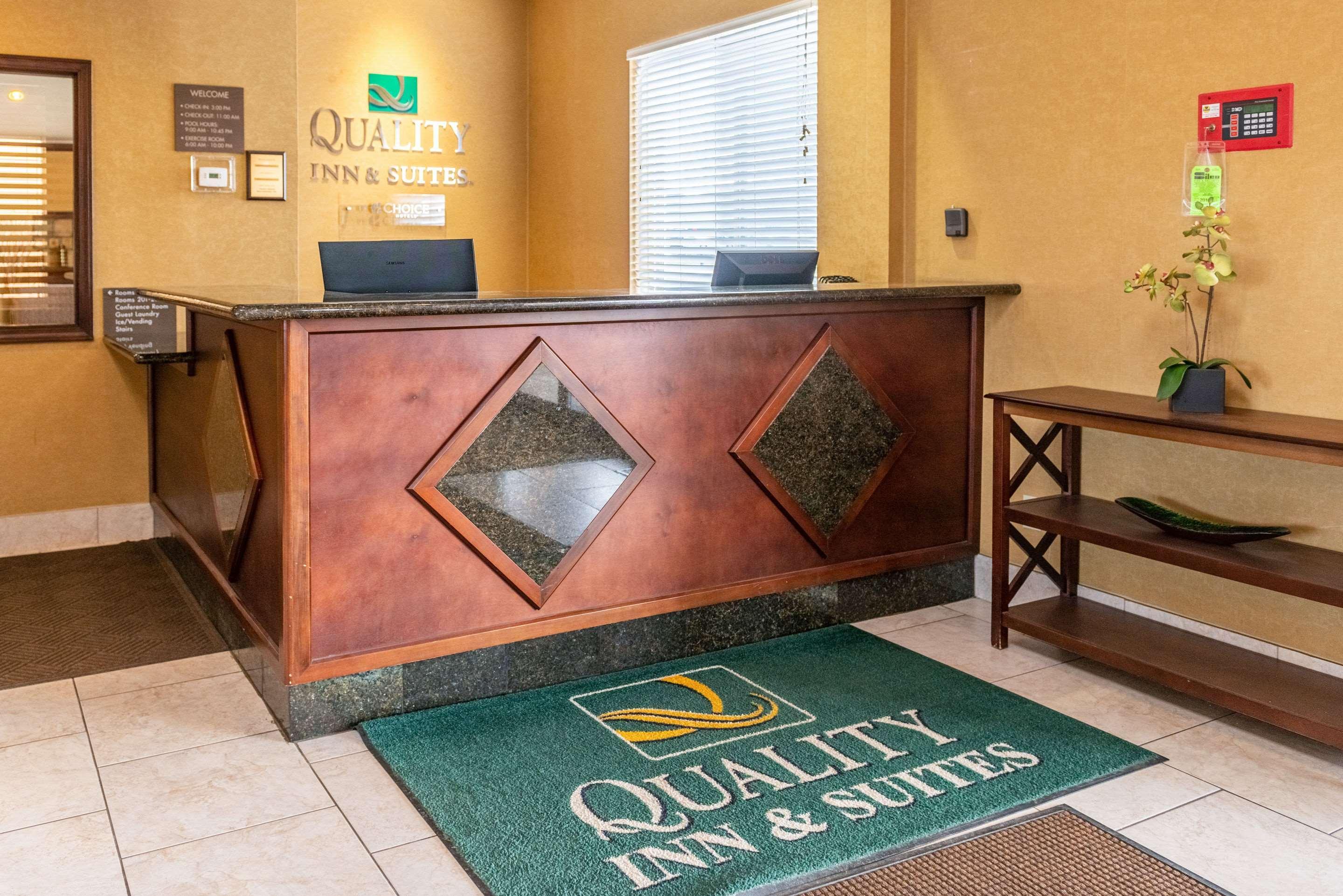 Quality Inn & Suites Seville Bagian luar foto
