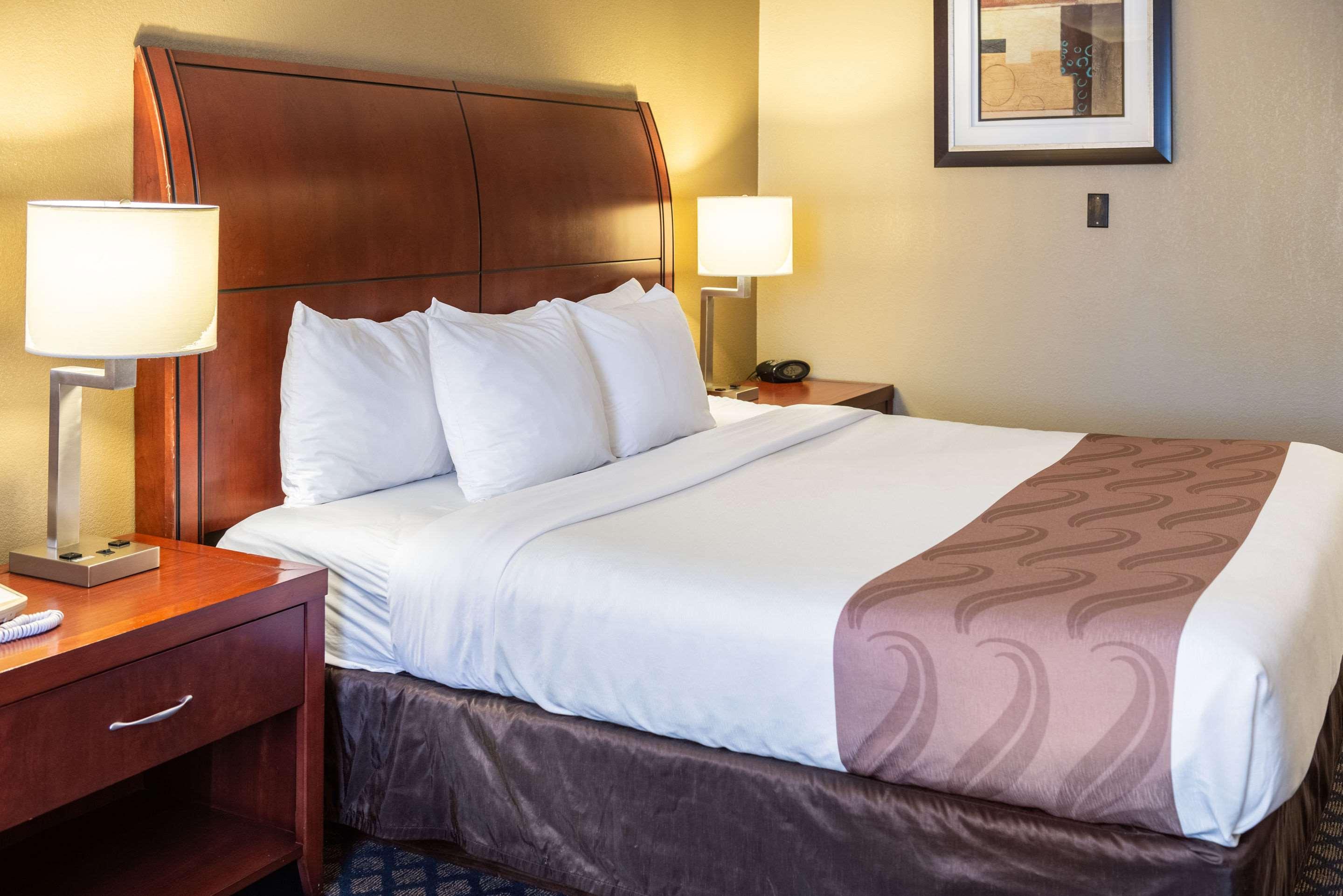 Quality Inn & Suites Seville Bagian luar foto