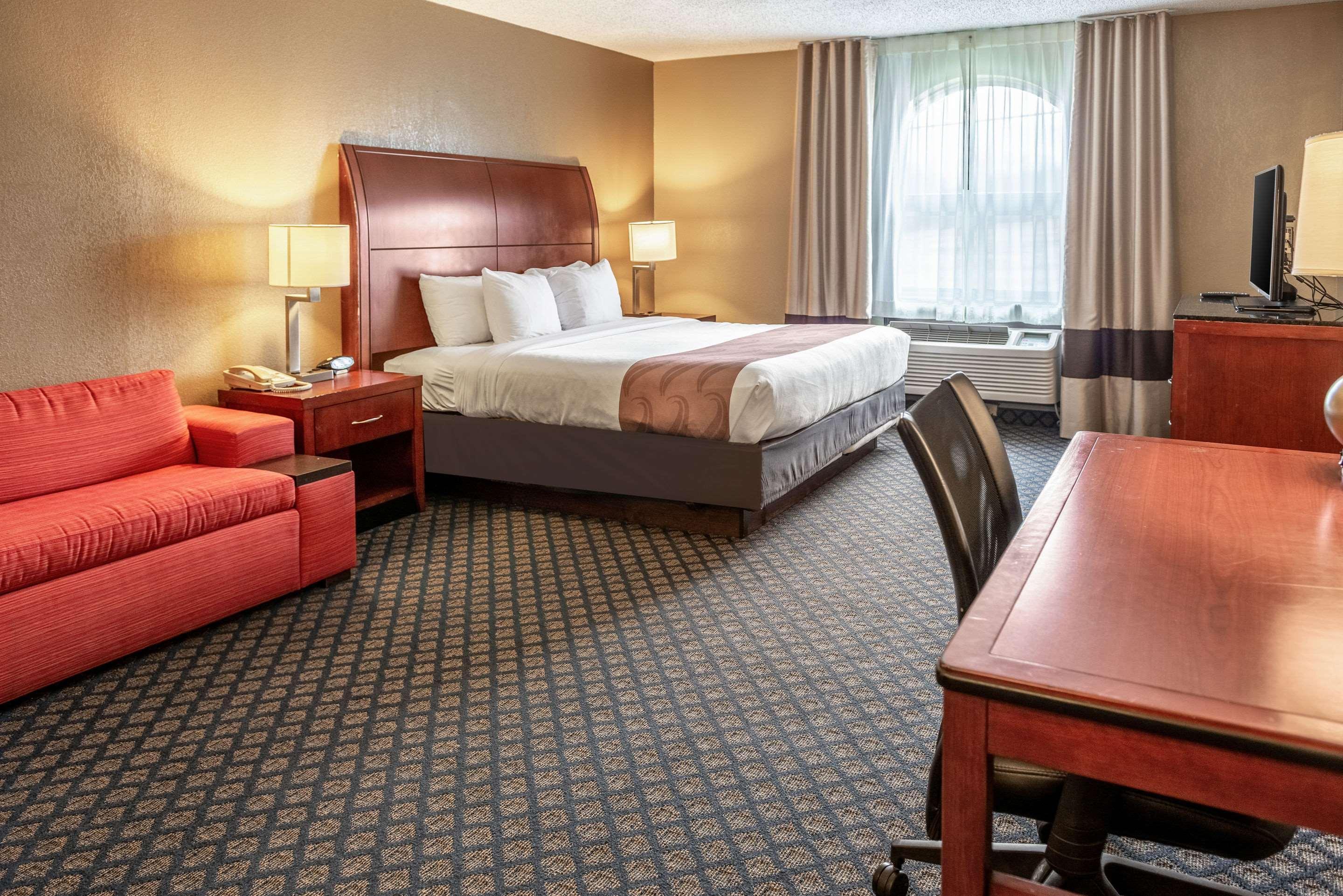 Quality Inn & Suites Seville Bagian luar foto