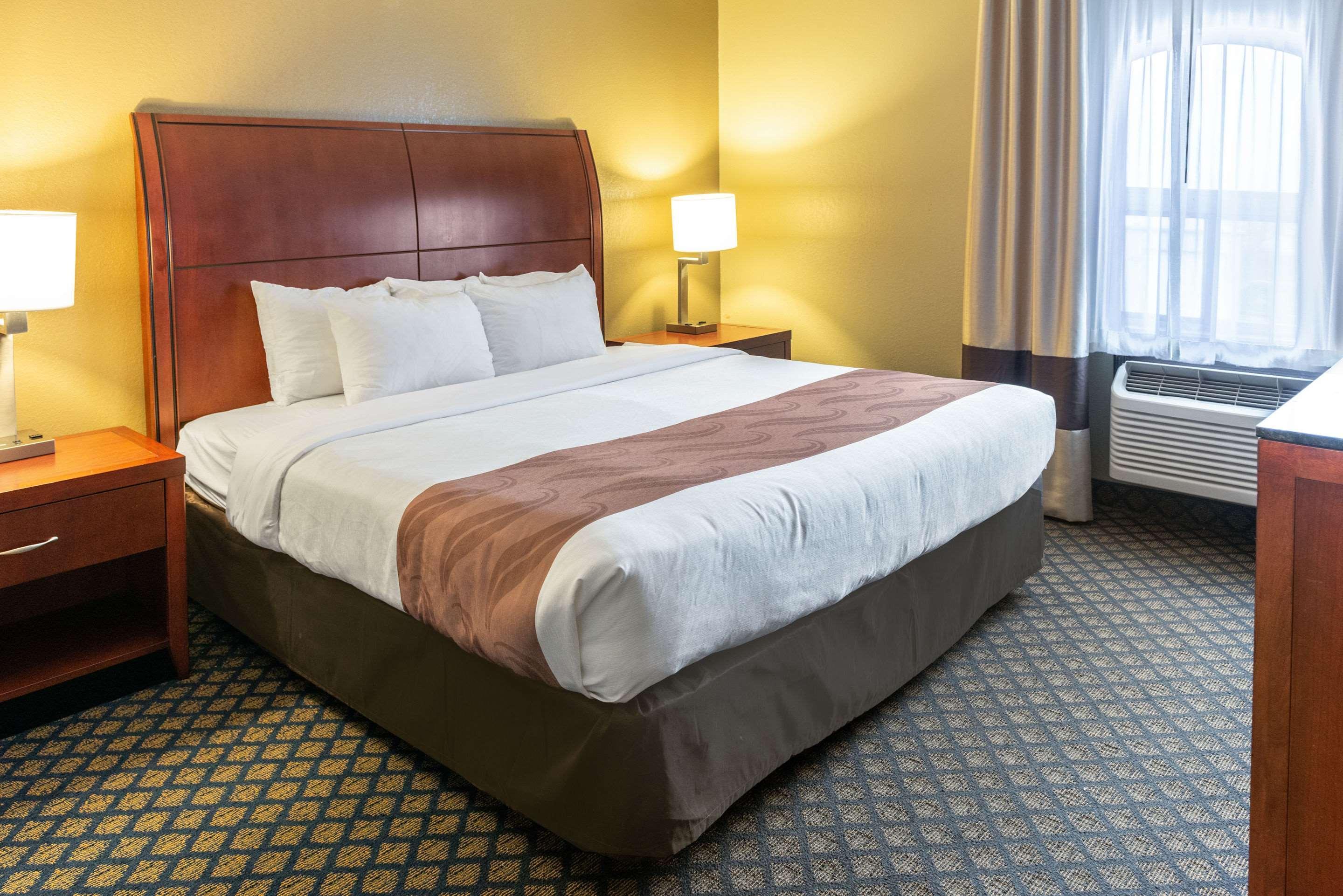 Quality Inn & Suites Seville Bagian luar foto