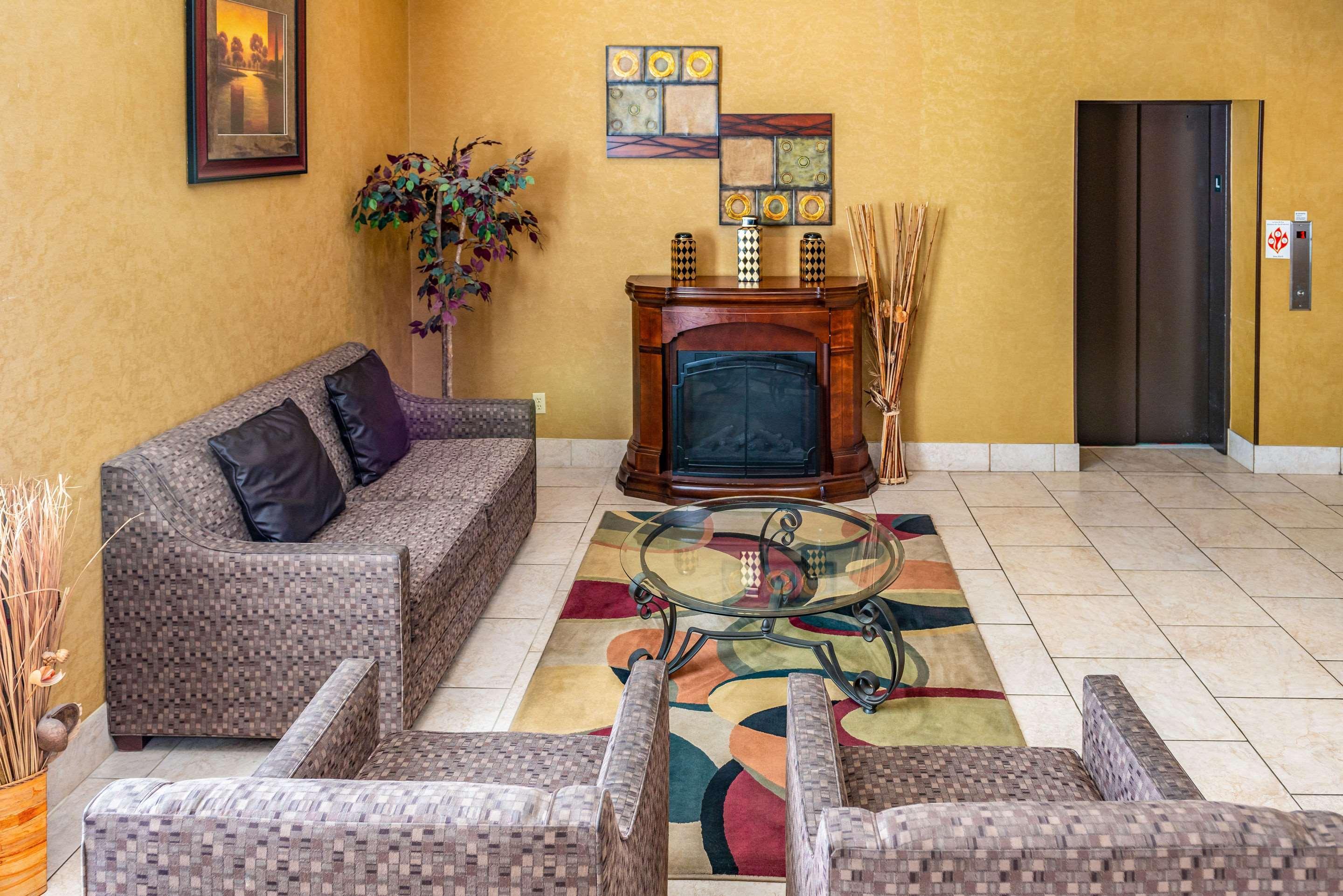 Quality Inn & Suites Seville Bagian luar foto