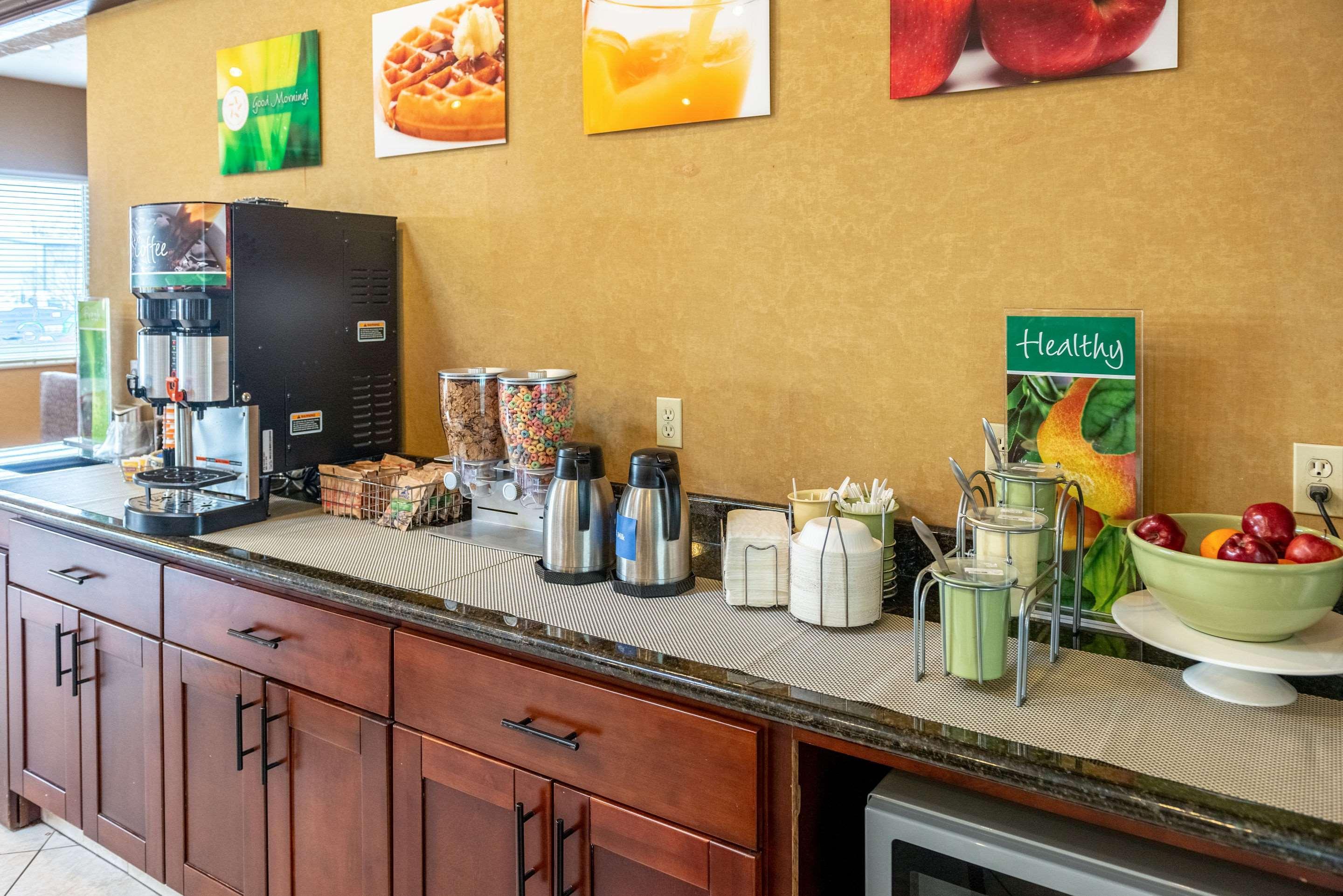 Quality Inn & Suites Seville Bagian luar foto