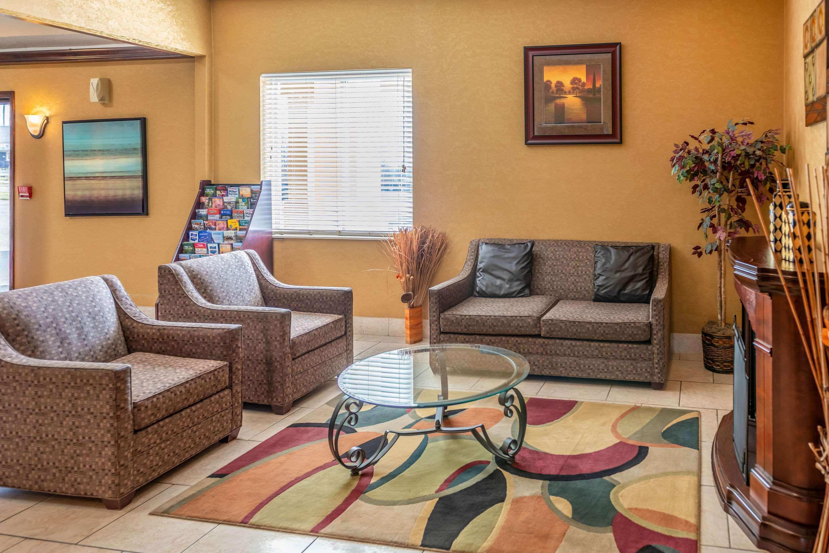 Quality Inn & Suites Seville Bagian luar foto