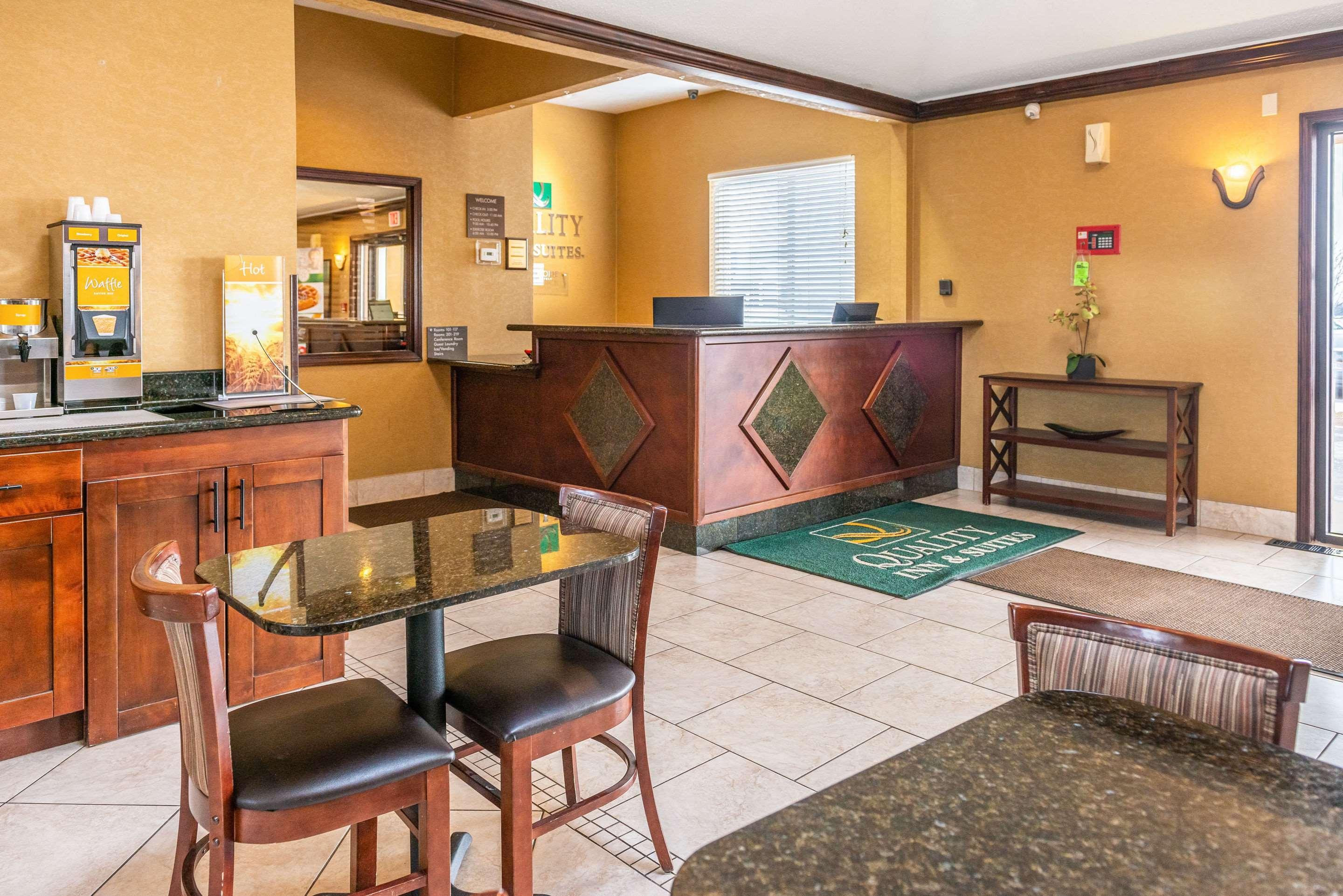 Quality Inn & Suites Seville Bagian luar foto