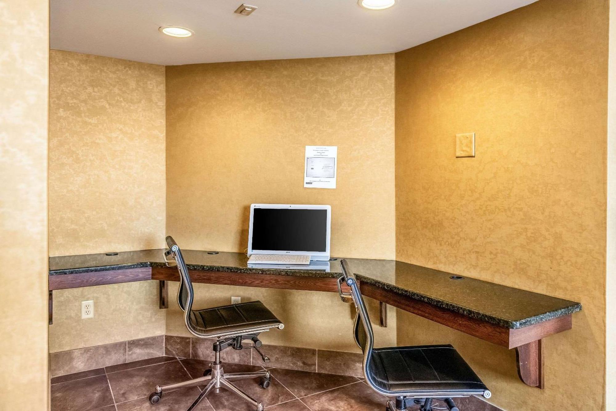 Quality Inn & Suites Seville Bagian luar foto
