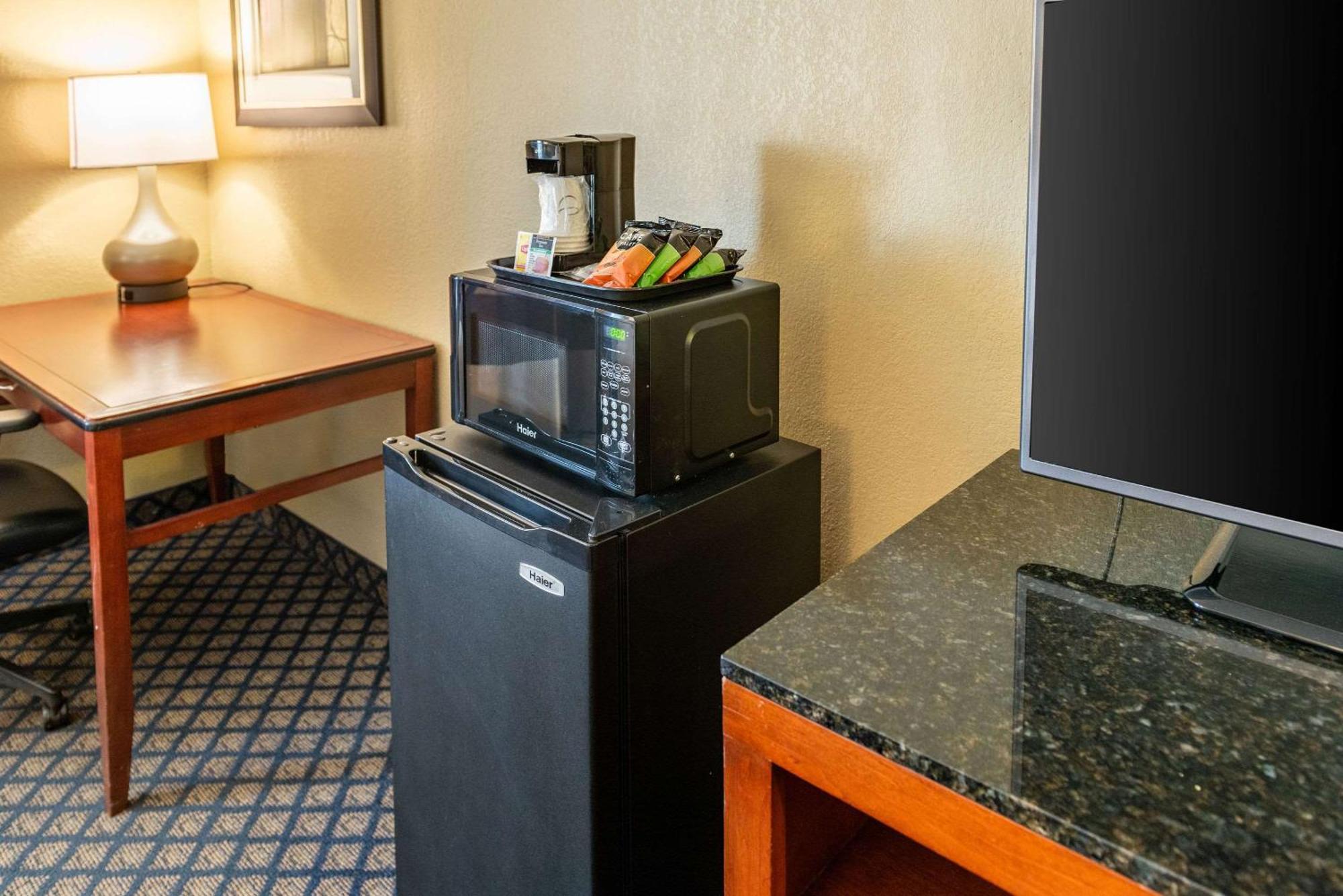 Quality Inn & Suites Seville Bagian luar foto