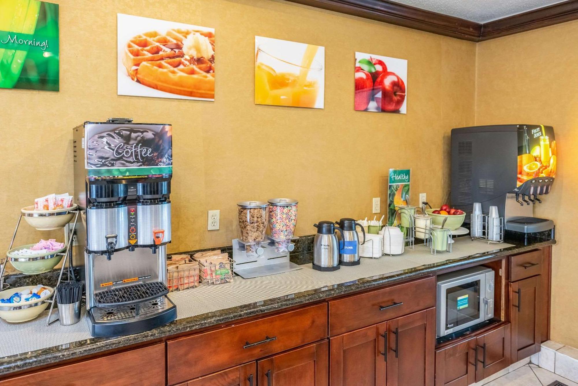 Quality Inn & Suites Seville Bagian luar foto