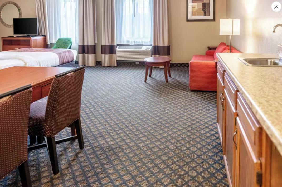 Quality Inn & Suites Seville Bagian luar foto