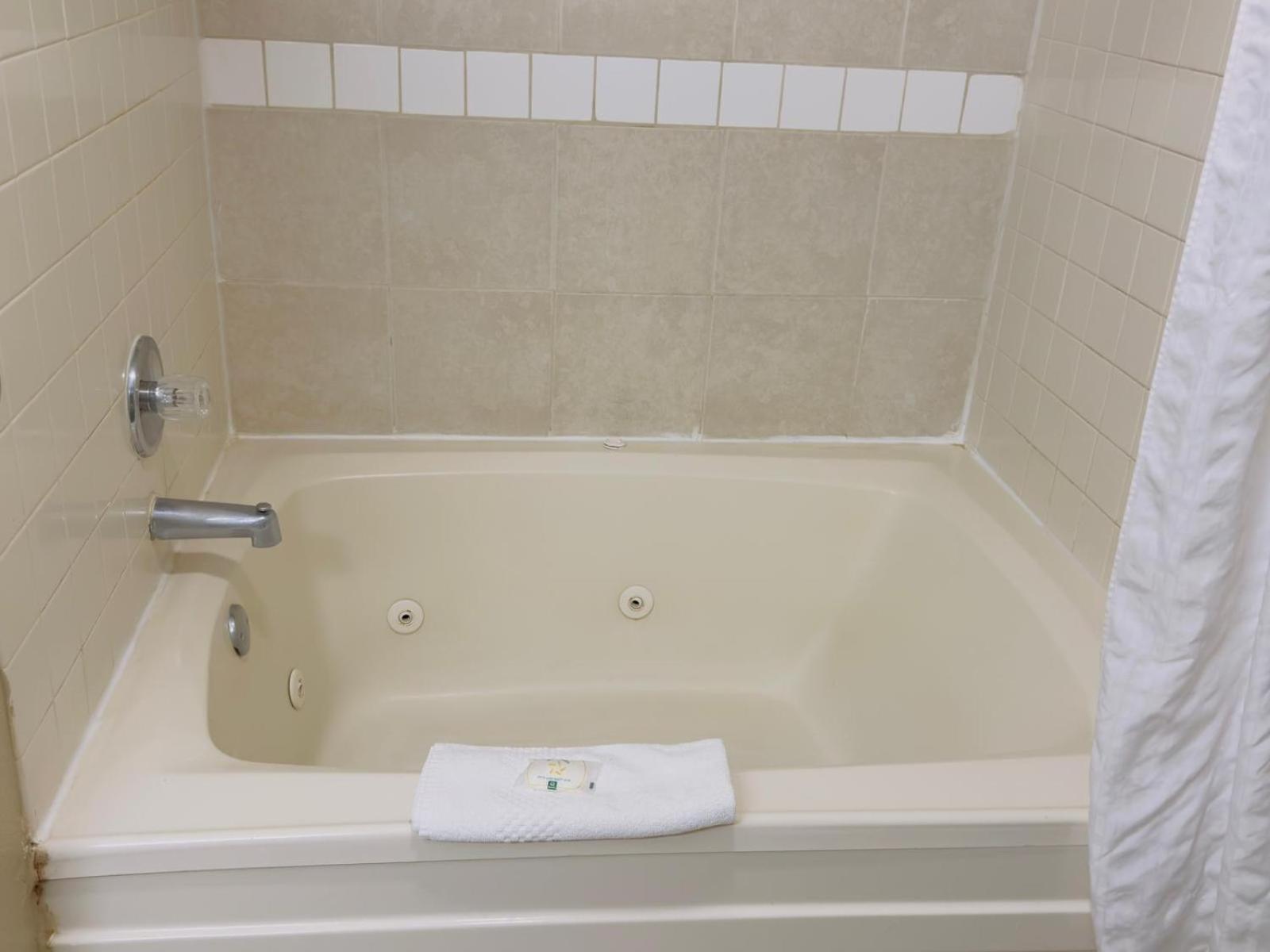 Quality Inn & Suites Seville Bagian luar foto