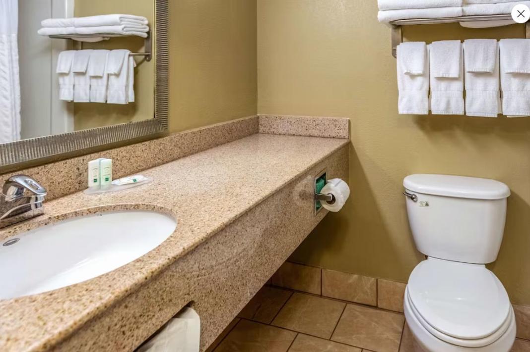 Quality Inn & Suites Seville Bagian luar foto