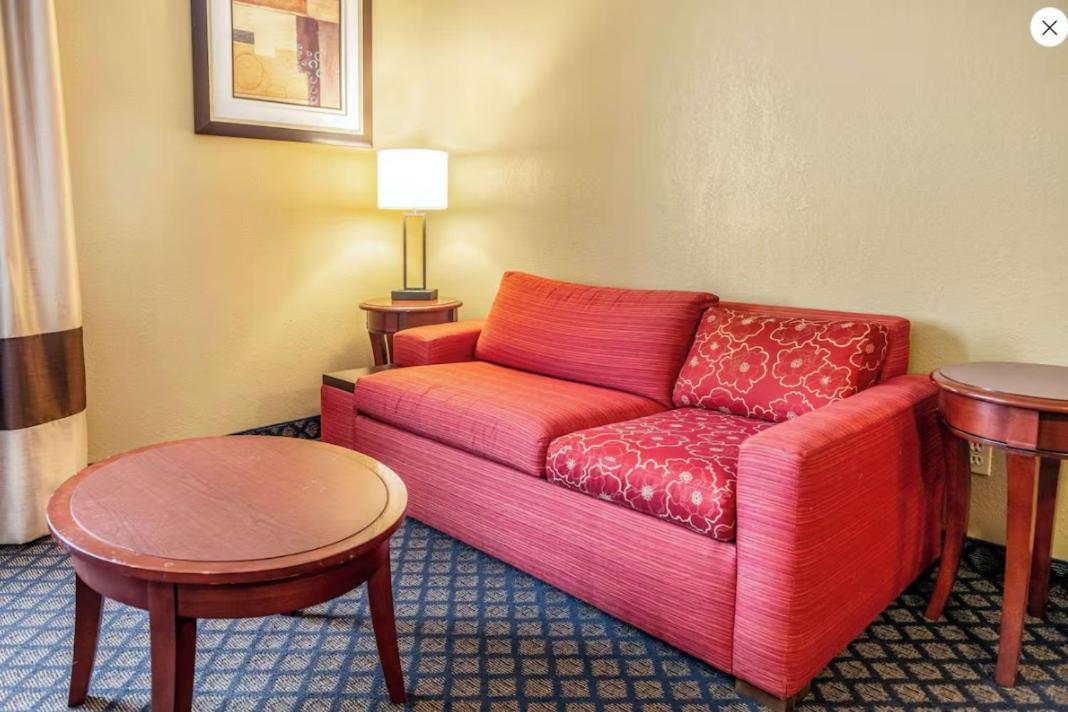 Quality Inn & Suites Seville Bagian luar foto