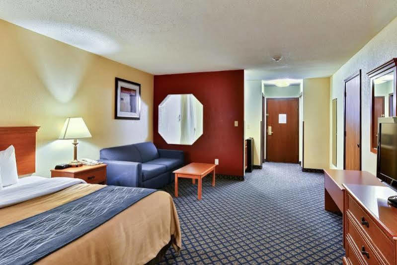 Quality Inn & Suites Seville Bagian luar foto