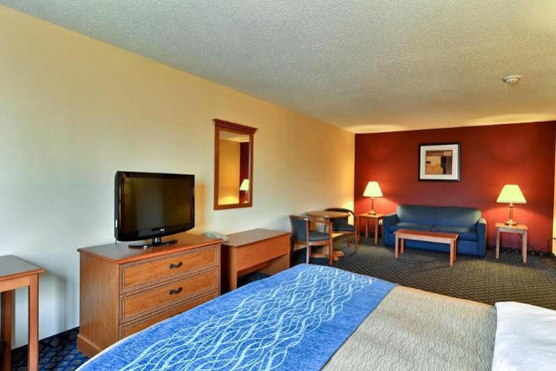 Quality Inn & Suites Seville Bagian luar foto